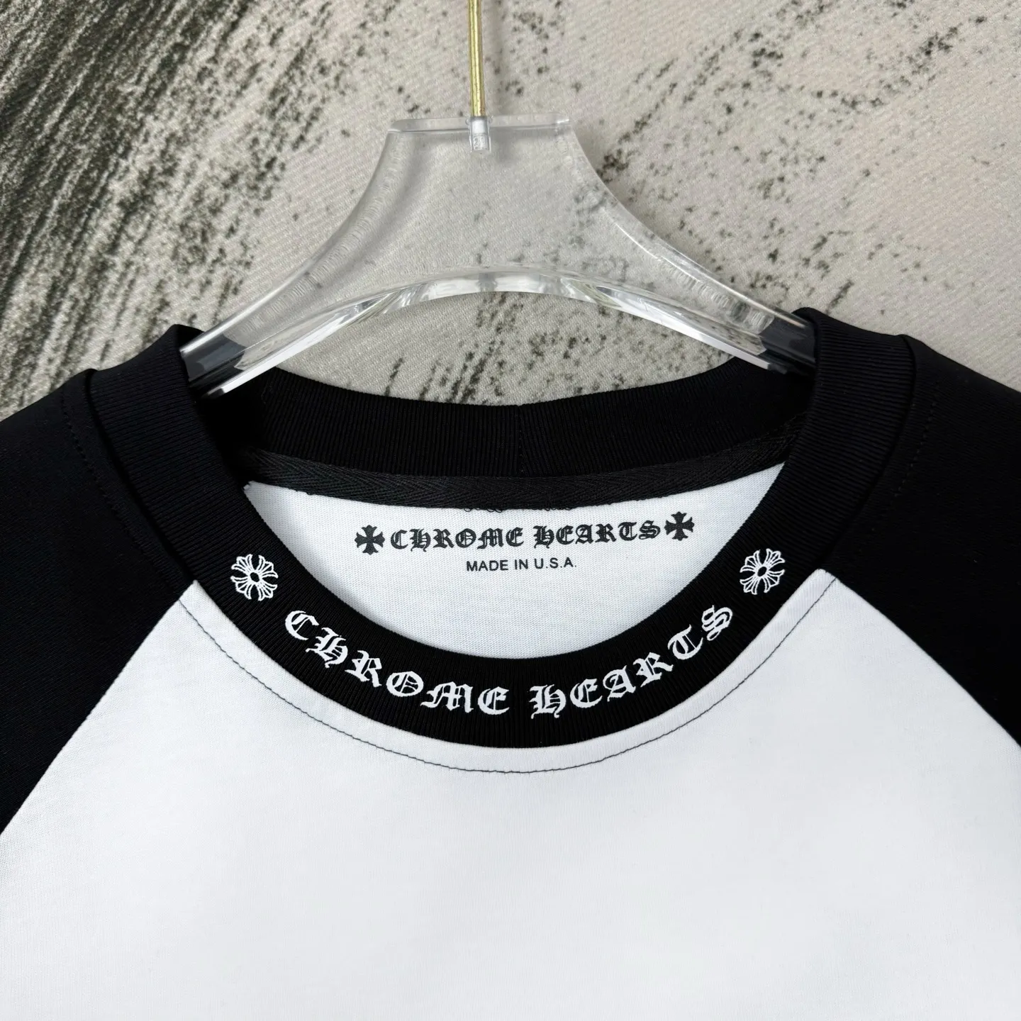 P170 Chrome Hearts black and white splicing Miami limited horseshoe long sleeves, the same style at ChromeHearts counters. Made of 280g pure cotton fabric, 32 count double yarn. Very textured on the handle. Three-dimensional and atmospheric. Versatile and easy to wear in autumn. Black and white contrasting colors are simple and elegant. It adopts os version. The upper body effect is very good. Suitable for all body types. Soft and comfortable. CH letter offset printing on the front and horseshoe Sanskrit offset printing on the back. Small markings on the hem. Resistant to machine washing. Does not fade or deform. Complete accessories, original mold opening, perfect restoration of zp 2:1, same style for men and women, versatile and not picky, size s m l xl color black and white
